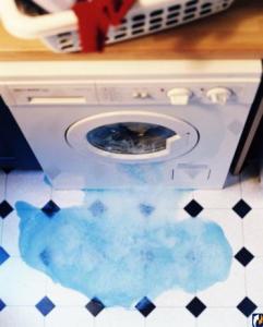 De ce curge mașina mea de spălat? Apa curge pe dedesubt!
