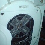 Die hintere Abdeckung der Waschmaschine wurde entfernt