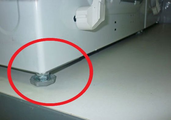 Réglage de la hauteur des pieds de la machine à laver