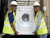 Transportera en tvättmaskin som lossar lastare