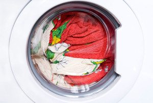 Como lavar roupa de cama branca e colorida