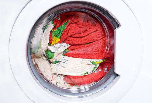 Jak prát bílé a barevné ložní prádlo