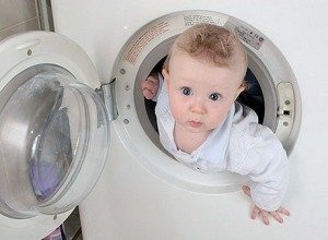Barn i vaskemaskinen