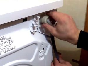 Replacing the inlet hose of a washing machine