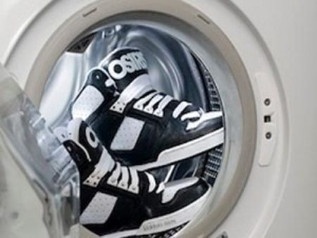 כביסה של נעלי ספורט במכונת הכביסה