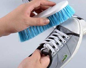 Laviamo le scarpe da ginnastica a mano