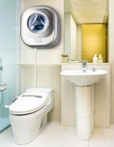 Sieninė skalbimo mašina tualete