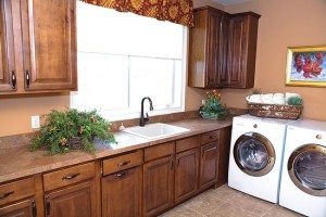 Waschmaschinen im Kücheninnenraum
