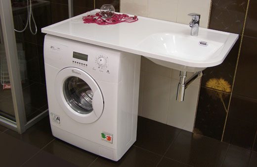Уска машина за прање веша испод умиваоника
