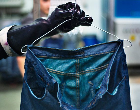 vopsirea hainelor în mașina de spălat