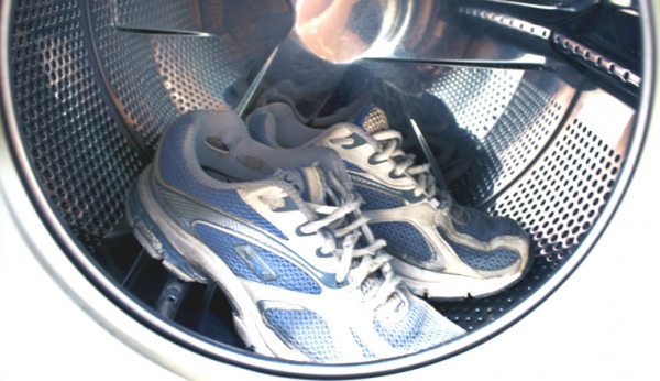 غسل الأحذية في الآلة