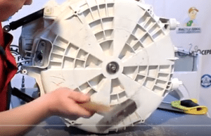 desmontando um tambor de máquina de lavar