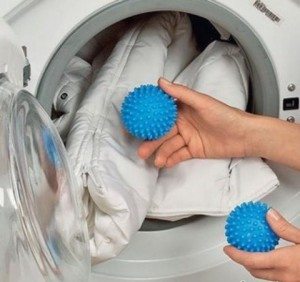 lavando um casaco sintético na máquina