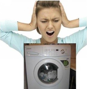 Warum brummt die Waschmaschine beim Ablassen des Wassers?
