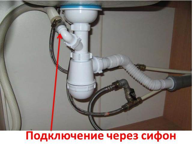 kết nối máy với cống thông qua một ống hút