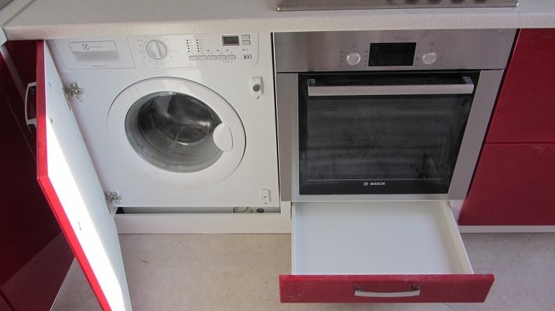 máquina de lavar na cozinha