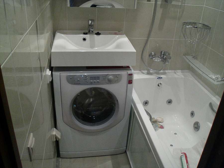 skalbimo mašina vonioje