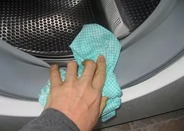 limpando o elástico de uma máquina de lavar