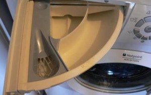 היכן למזוג את המרכך במכונת הכביסה של Hotpoint-Ariston?