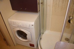Kā ievietot veļas mašīnu vannas istabā