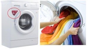 overbelastet vaskemaskinens tromle med vasketøj