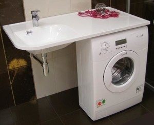 skalbimo mašina po kriaukle