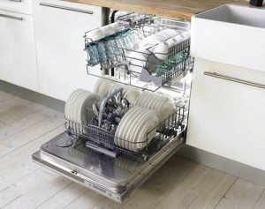 bulaşıkları bulaşık makinesine yükleme