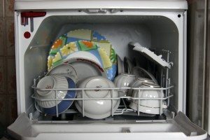 Hvor længe vasker en opvaskemaskine?