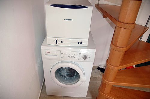 lavastoviglie sulla lavatrice