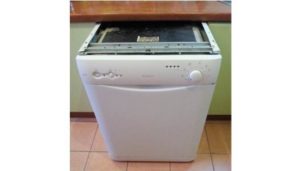 горњи поклопац у машини за прање судова