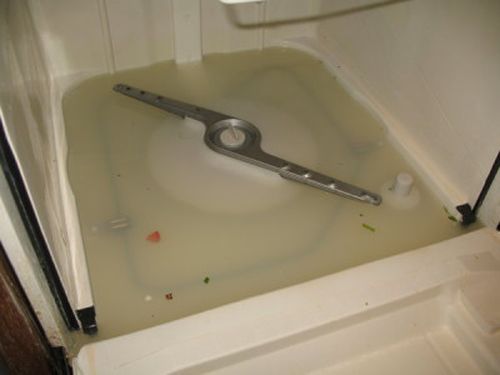 Terdapat air yang tertinggal di dalam mesin basuh pinggan mangkuk