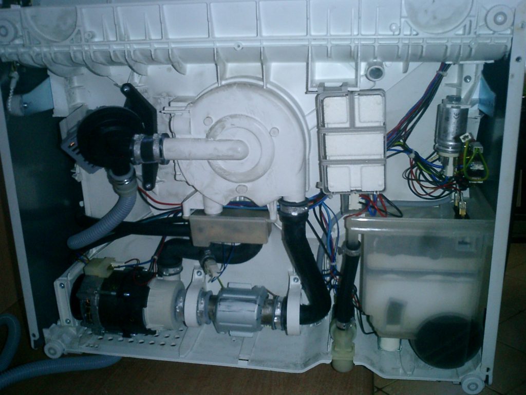 substituindo o elemento de aquecimento em uma máquina de lavar louça Zanussi