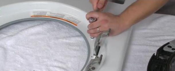 skalbimo mašinos durelių vyrių keitimas