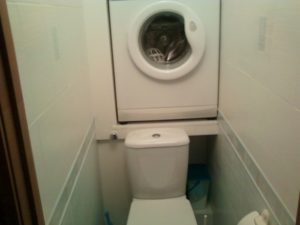 skalbimo mašina tualete