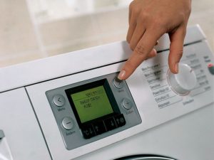 A máquina de lavar não muda os modos de lavagem