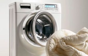 lavando um cobertor em uma máquina