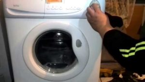 revisando una lavadora usada
