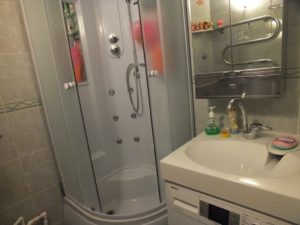 Salle de bain à Khrouchtchev avec machine à laver