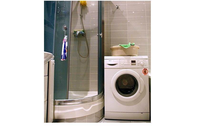 duša un veļas mašīna vannas istabā