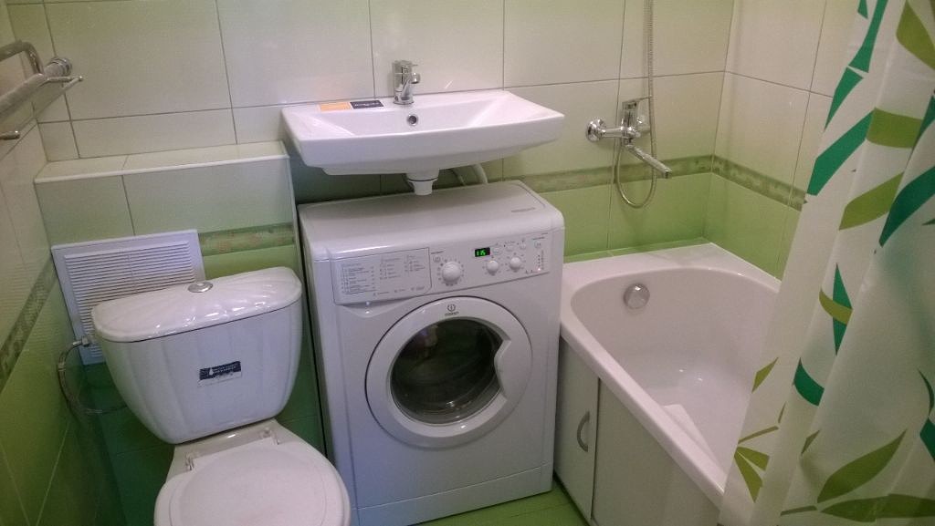 skalbimo mašina šalia vonios