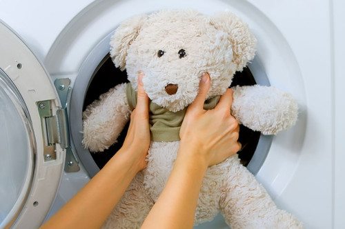 lavando brinquedos na máquina