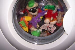 lavar juguetes en la maquina