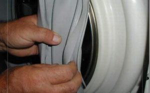 So entfernen Sie die Manschette der Waschmaschinenklappe