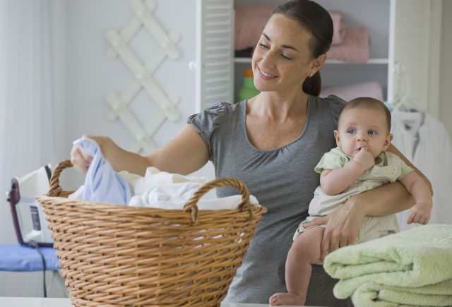 lavar roupas de recém-nascidos