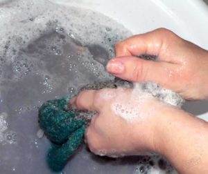 lavar meias à mão