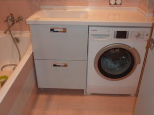 Badrumsbänkskiva för tvättmaskin och handfat