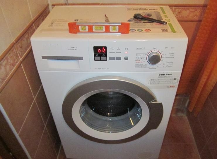 installation af en vaskemaskine efter niveau