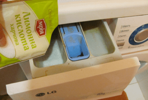 limpando uma máquina de lavar com limão