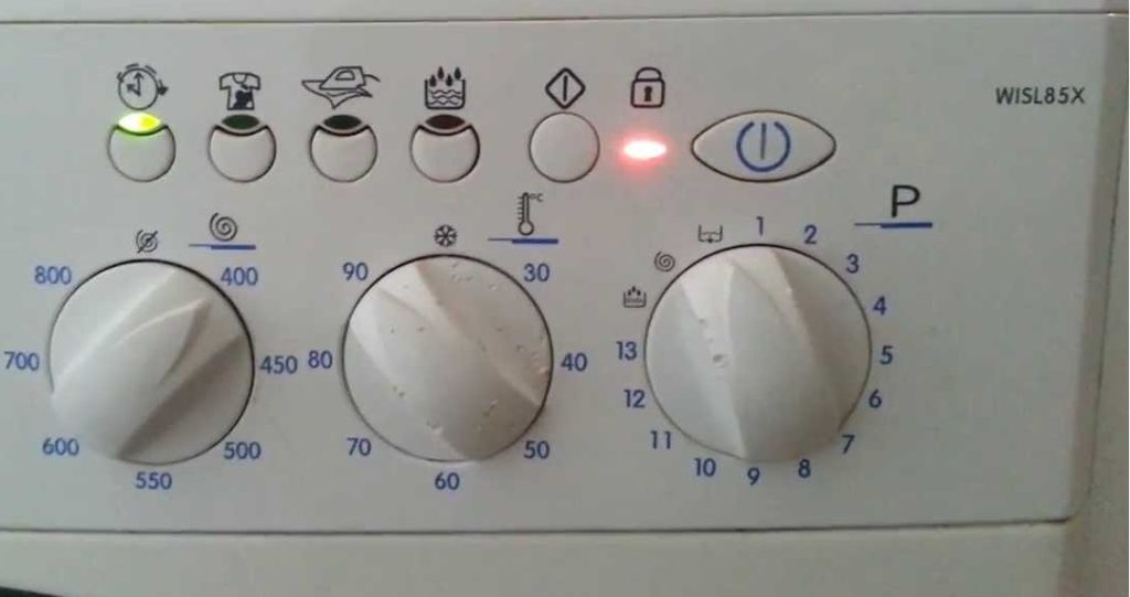 f08 na máquina de lavar Ariston sem display