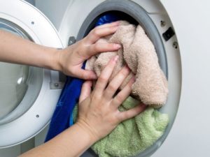 Überladung der Waschmaschinentrommel mit Wäsche